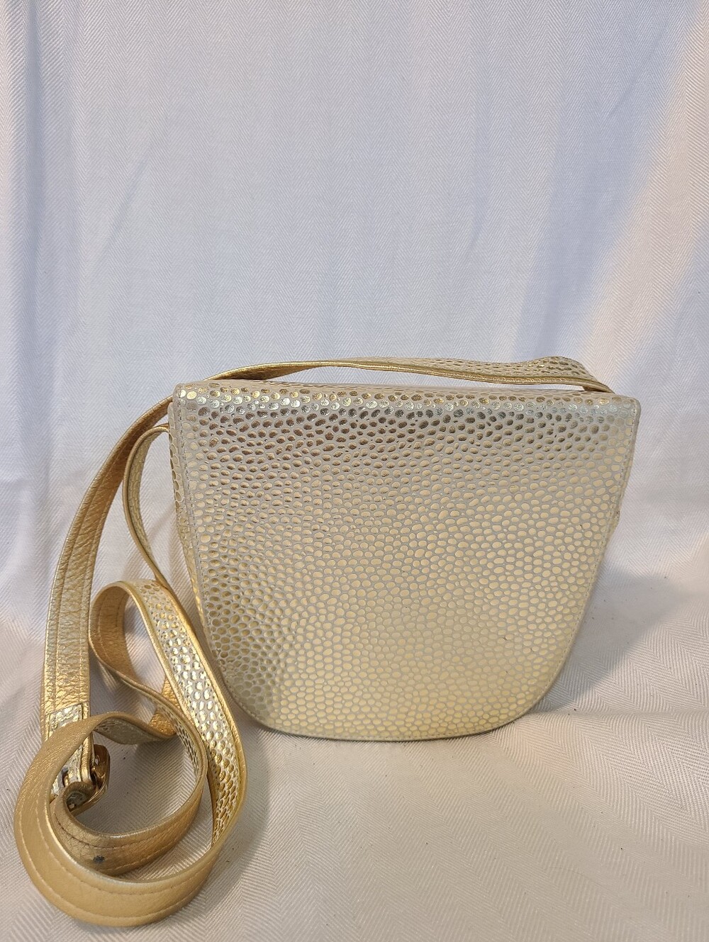 Vintage Sondra Roberts Gold Textured Crossbody Bag with Tassel Charm - Picture 2 of 5